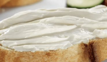 Cream cheese with three ingredients, homemade recipe for desserts