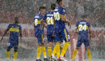 Empate entre Independiente y Boca bajo la lluvia: críticas al árbitro tras una suspensión insólita