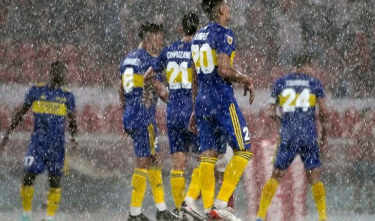 Empate entre Independiente y Boca bajo la lluvia: críticas al árbitro tras una suspensión insólita