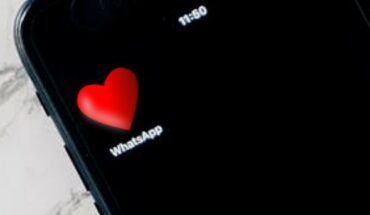 How to change to WhatsApp logo with a nice heart?