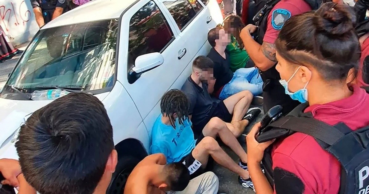 Seis detenidos acusados de violar en grupo a una joven dentro de un auto en Palermo