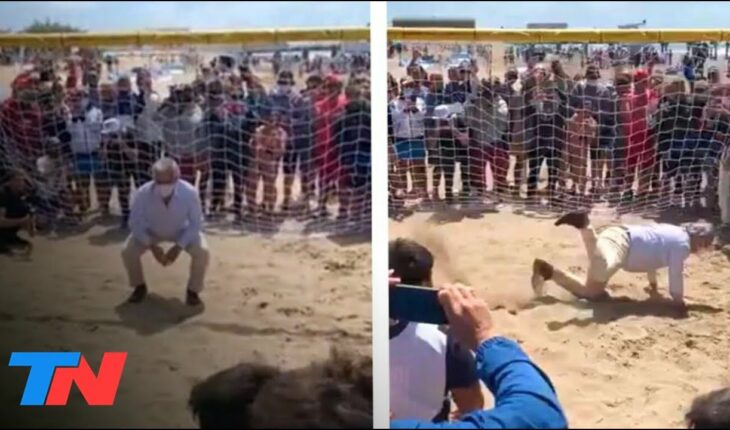 Video: Alberto Fernández hizo de arquero en un picado en la playa y terminó en la arena