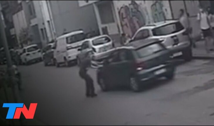 Video: DEJÓ EL AUTO EN MARCHA Y SE LO LLEVÓ UN LADRÓN | Increíble robo captado por las cámaras en Tucumán