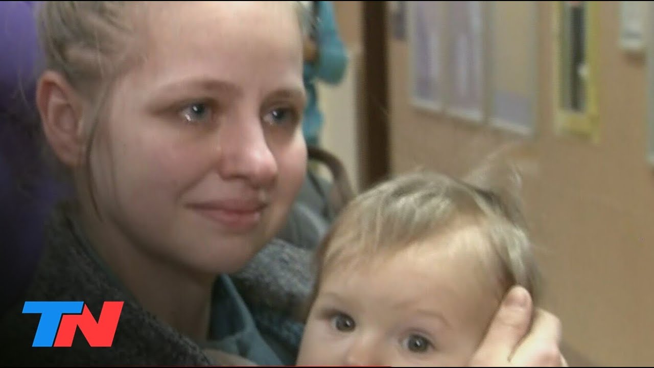 El llanto de una mamá que llevó osos de peluche a niños ucranianos que llegan a Polonia