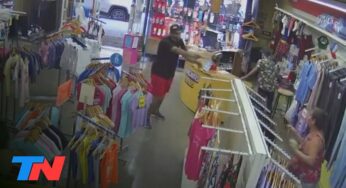 Video: VIOLENTO ROBO EN UN LOCAL DE ROPA | Amenazaron a dos empleadas y se llevaron toda la reacaudación