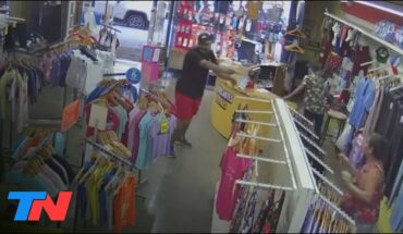 Video: VIOLENTO ROBO EN UN LOCAL DE ROPA | Amenazaron a dos empleadas y se llevaron toda la reacaudación