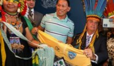 Bolsonaro usa un tocado de plumas en homenaje por sus políticas indígenas