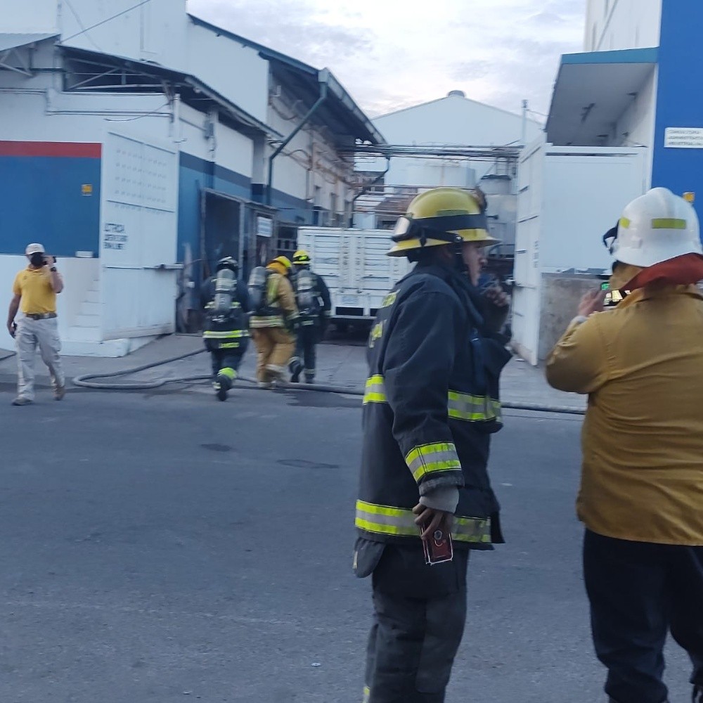 Evacuan a personal de empresa hielera por fuga de amoníaco en el centro de Culiacán, Sinaloa