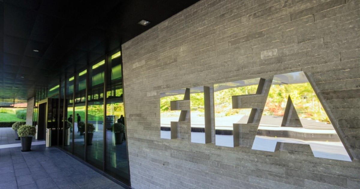 FIFA toma medidas y "libera" a los jugadores extranjeros en Rusia y Ucrania