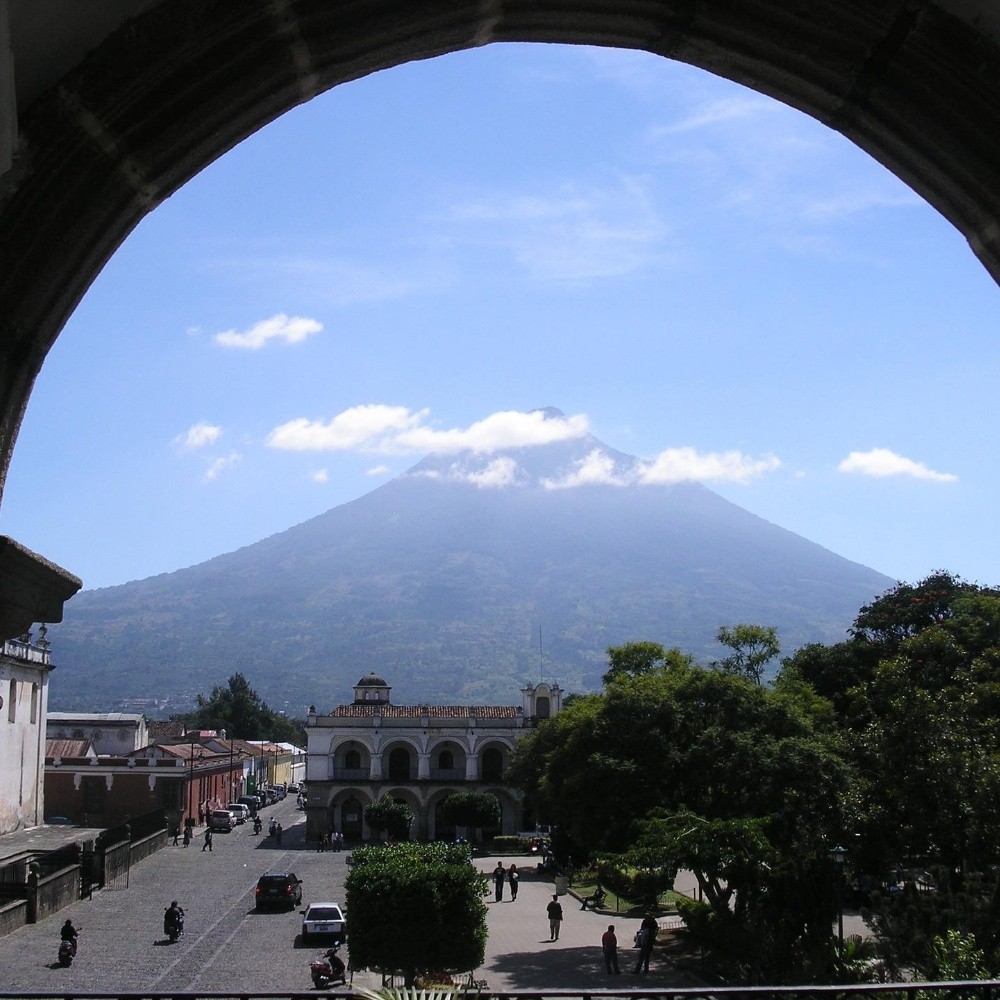 Guatemala inicia evacuación por erupción del volcán de fuego