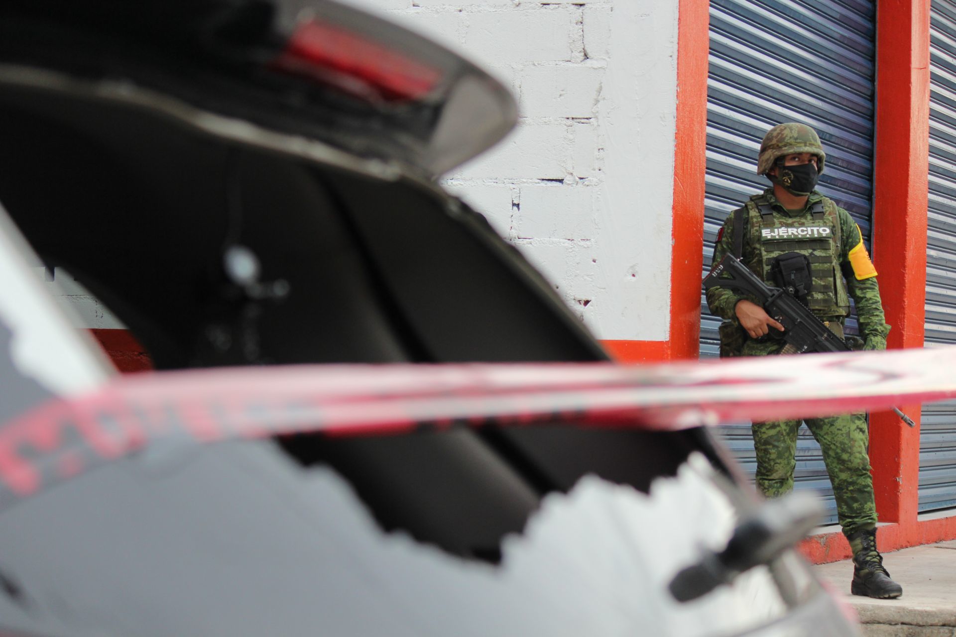 Hallan restos humanos sobre toldo de automóvil en Chilapa, Guerrero