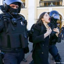 Hundreds arrested at anti-war protests in Russia: Protesters stand in solidarity with Ukraine in Germany and Poland