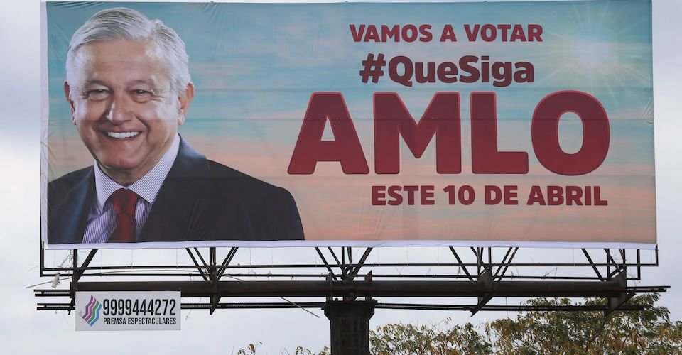 INE ordena retirar propaganda a favor de AMLO en 15 estados