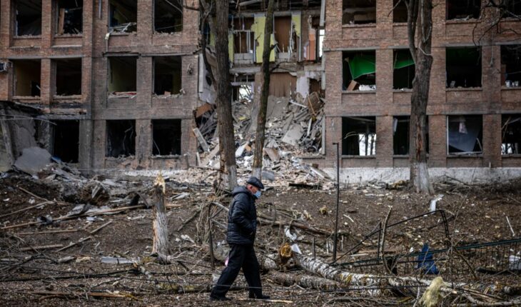 Intensos bombardeos rusos y éxodo de ucrananios antes de nuevas negociaciones
