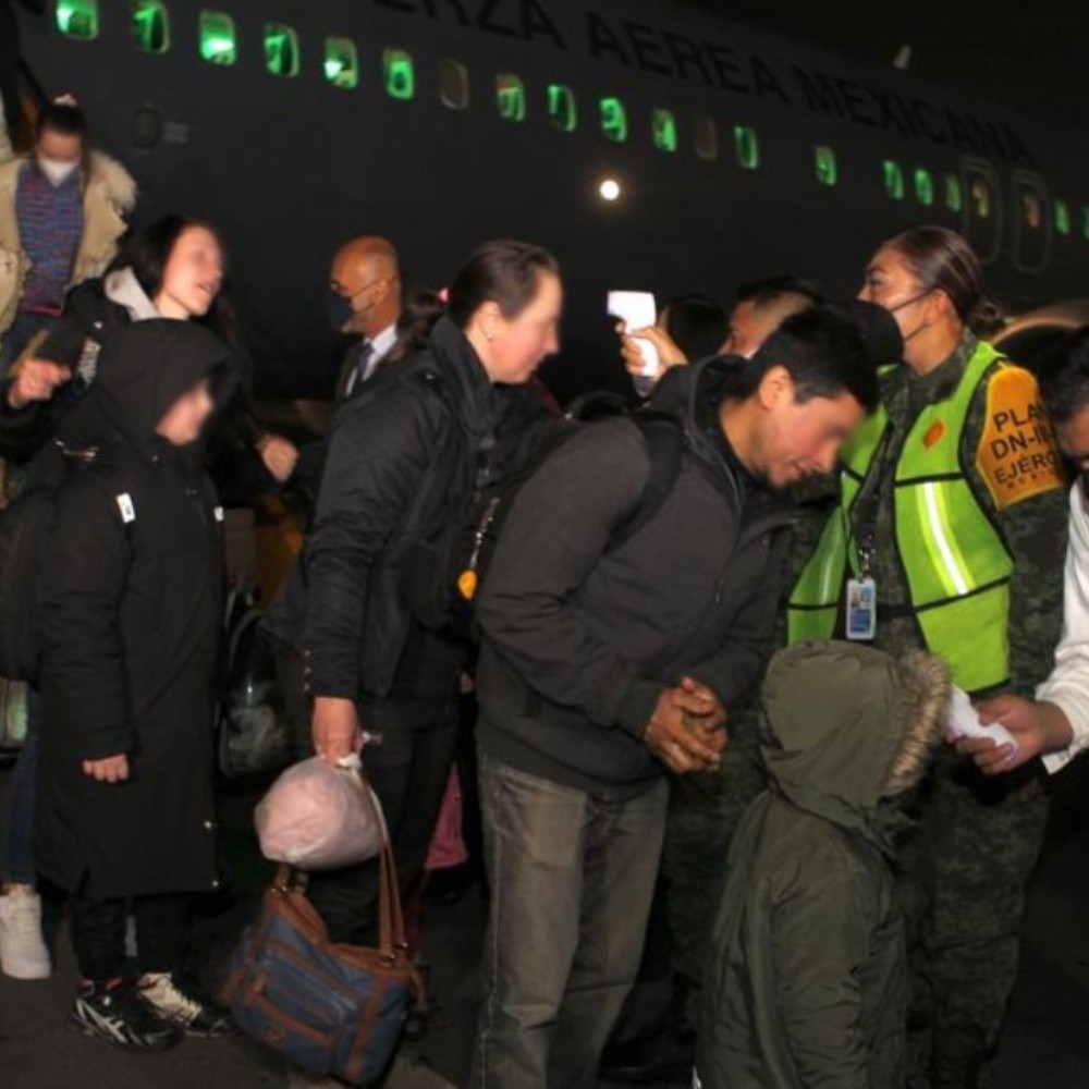 Llega a CDMX segundo vuelo con mexicanos evacuados de Ukr
