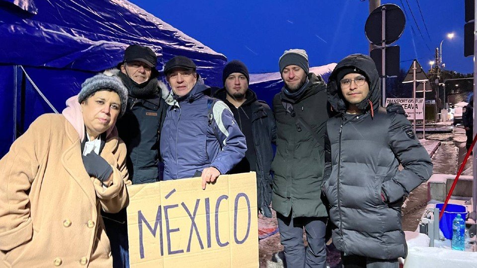 Mexicanos llegan a Rumania; se recibirá a todos los que pidan refugio: AMLO