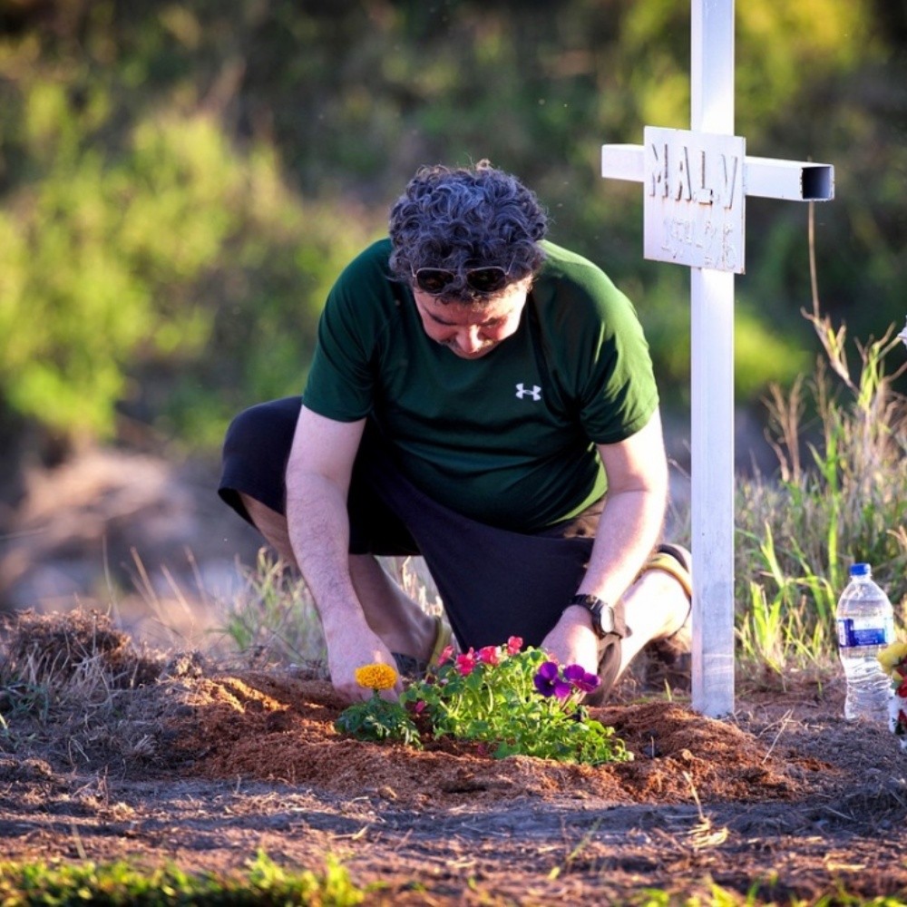 Mujer en Argentina se fue a vivir a la tumba de su esposo