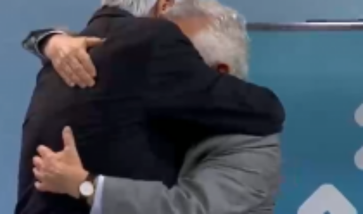 President Piñera publicly thanks Minister Paris with a hug for the work in the pandemic: “I want to thank you, because you have been a small giant”