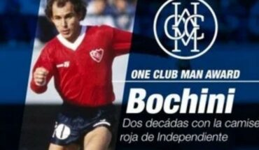 Ricardo Bochini recibió un premio por haber jugado toda su carrera en un mismo club