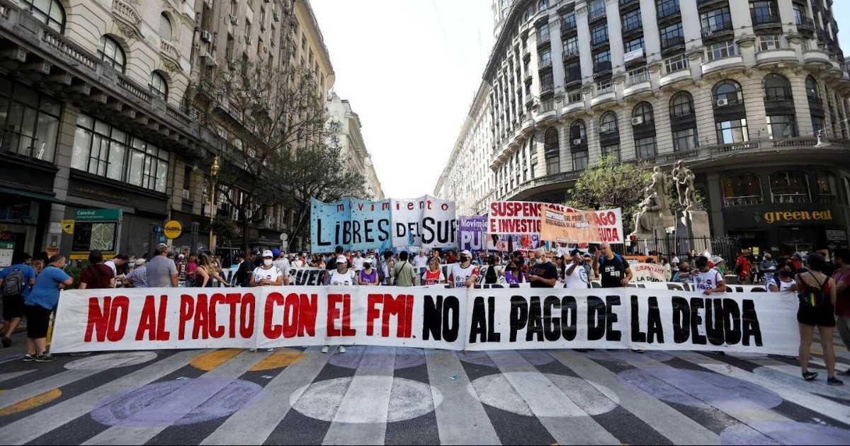 Social and political organizations protested against the agreement with the IMF