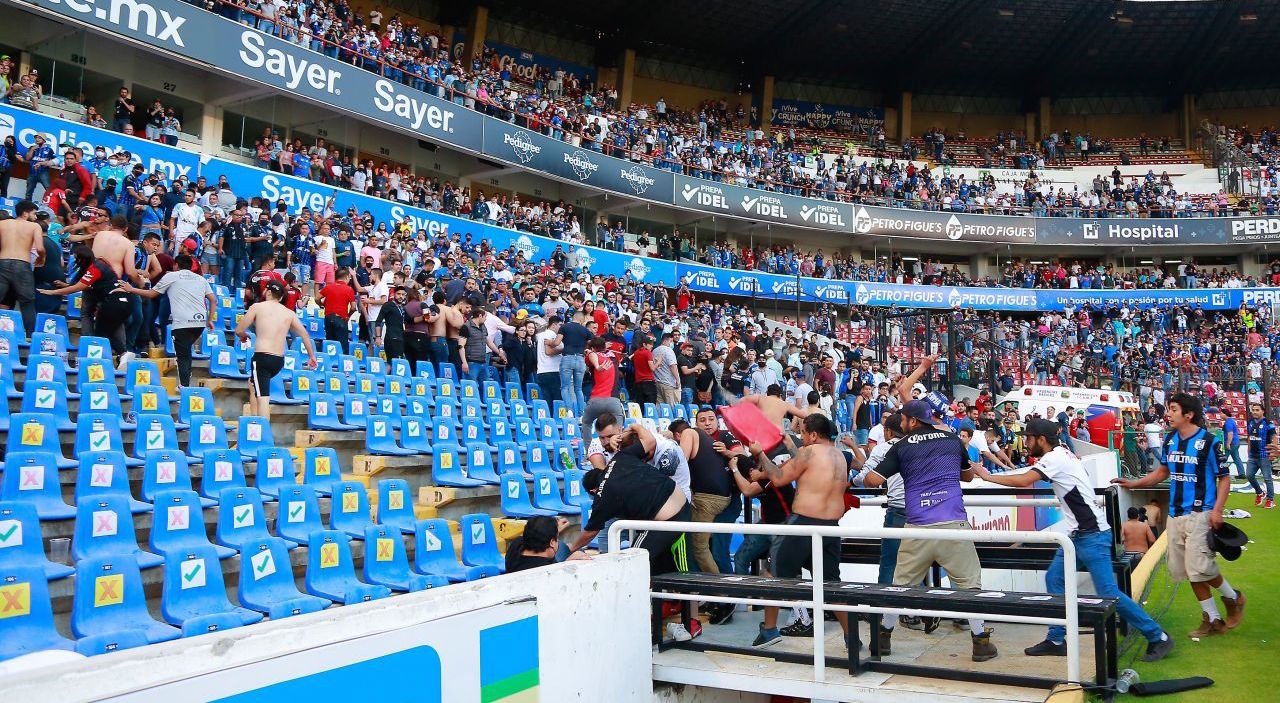 Suspenden estadio Corregidora por violencia; clubes buscan romper con barras