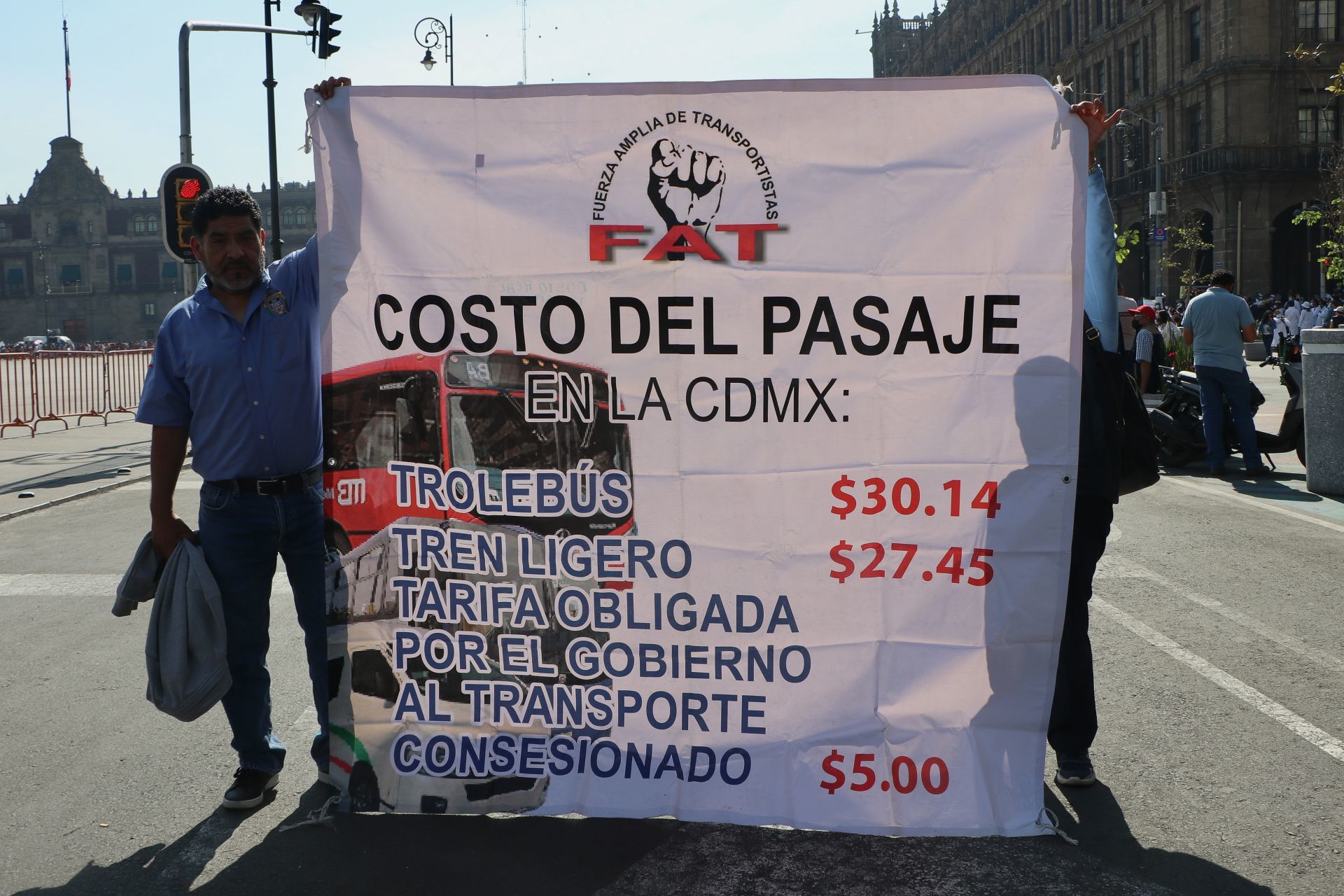 Transportistas exigen aumento de 3 pesos en CDMX; alistan cierres