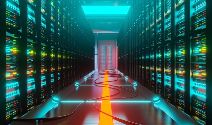Ucrania en busca de refugio digital. Centro de datos con racks de servidores en una sala de pasillo. Foto: DCStudio (Freepik)