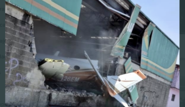 Una avioneta cayó sobre un centro comercial en Temixco