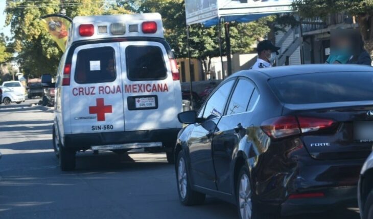 Vagoneta y automóvil chocan en calles de Los Mochis, Sinaloa