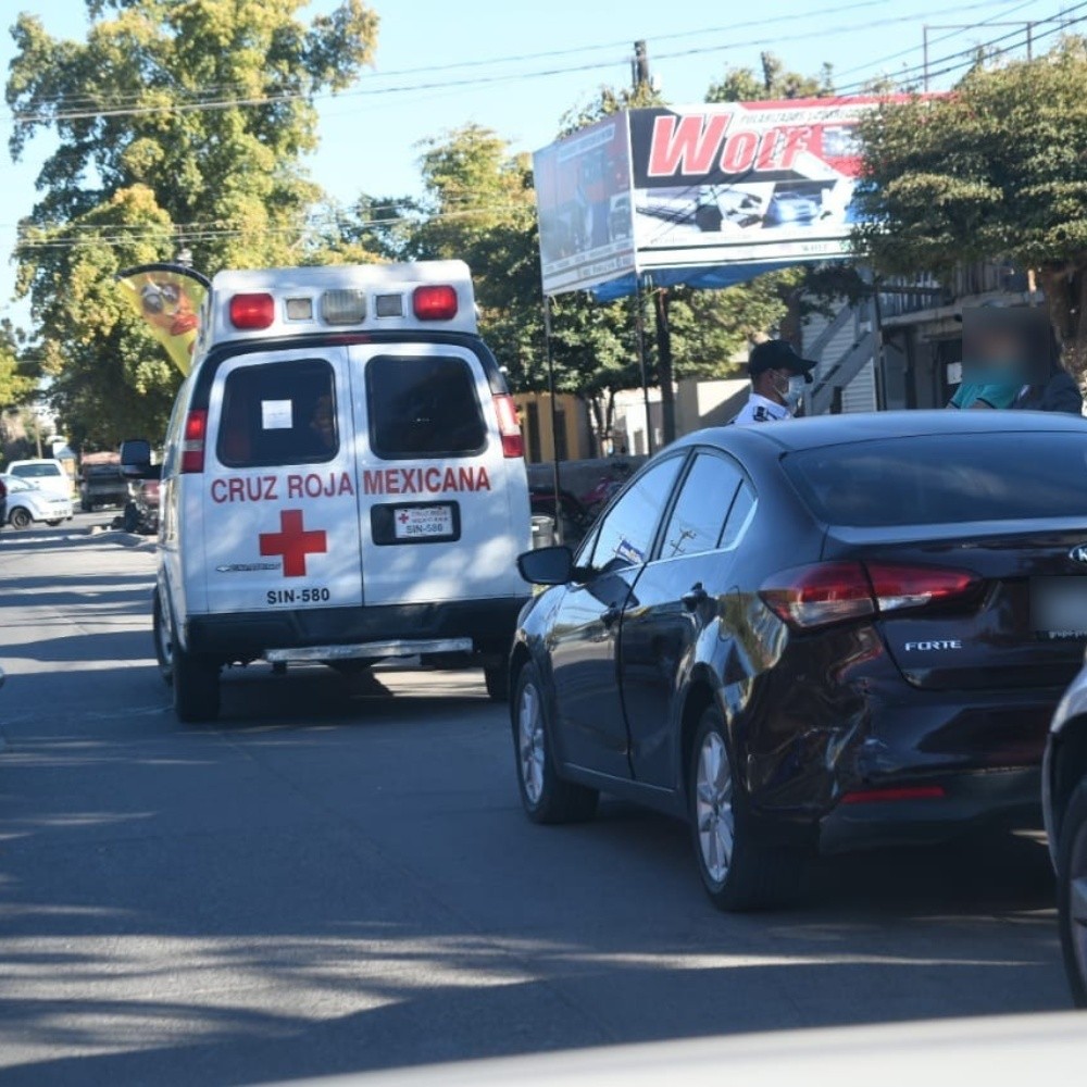 Vagoneta y automóvil chocan en calles de Los Mochis, Sinaloa
