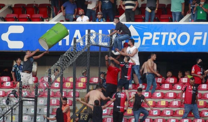 Violencia en estadio de Querétaro deja al menos 22 heridos