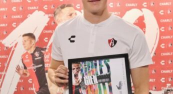Atlas entrega jersey especial a Furch por 100 goles en Liga MX