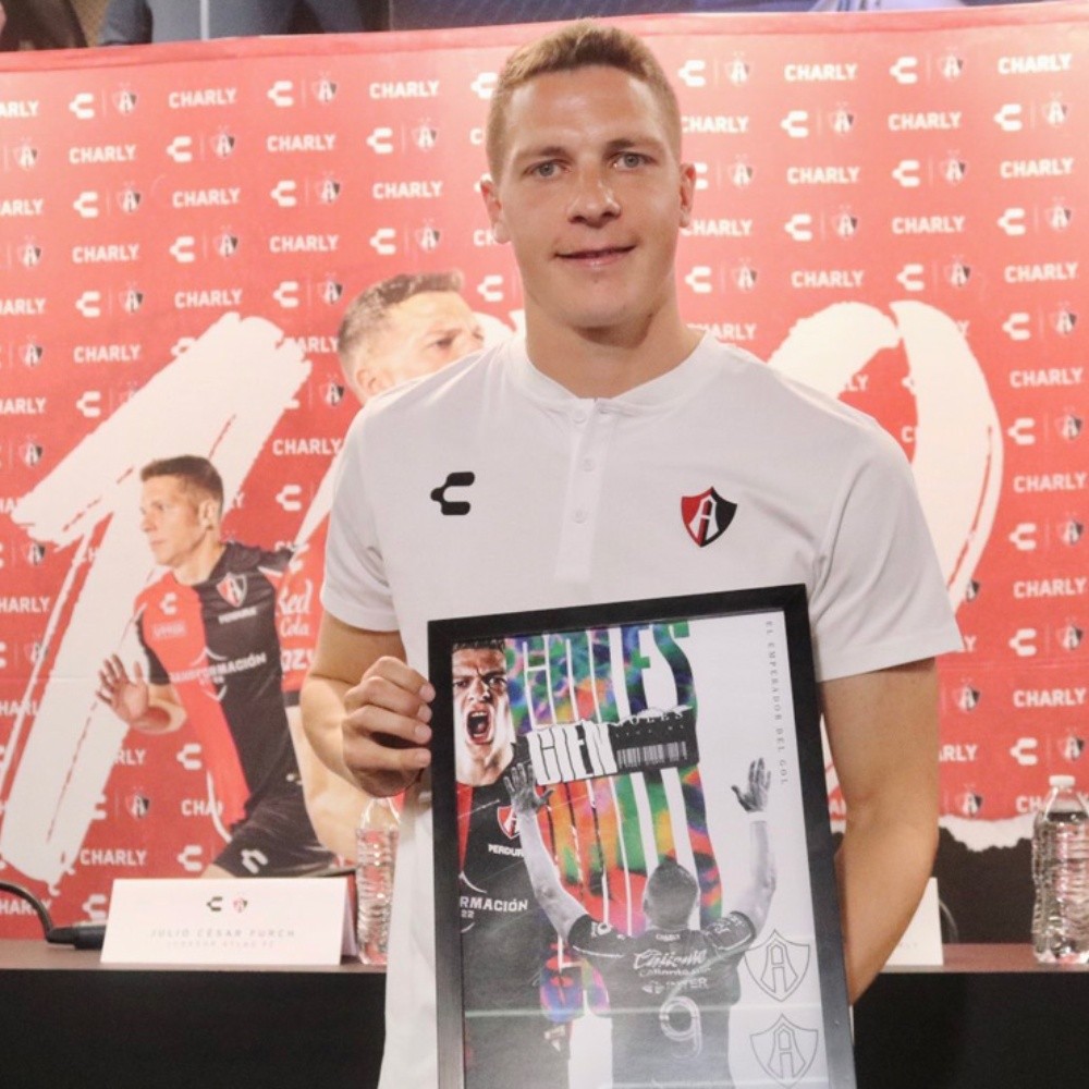 Atlas entrega jersey especial a Furch por 100 goles en Liga MX