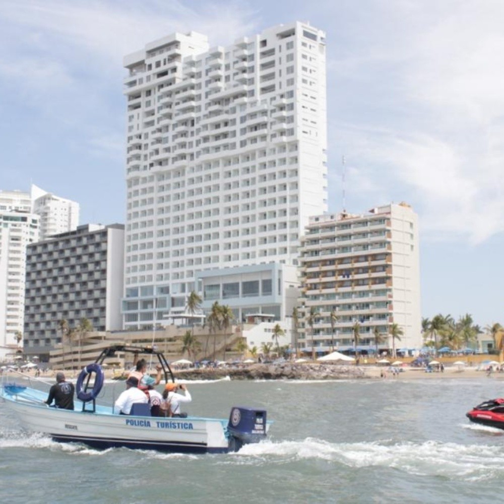 Con drones y equipo acuático, vigilan zona costera de Mazatlán
