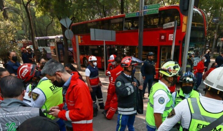 Continúan 10 personas hospitalizadas por choque de camión y Metrobús