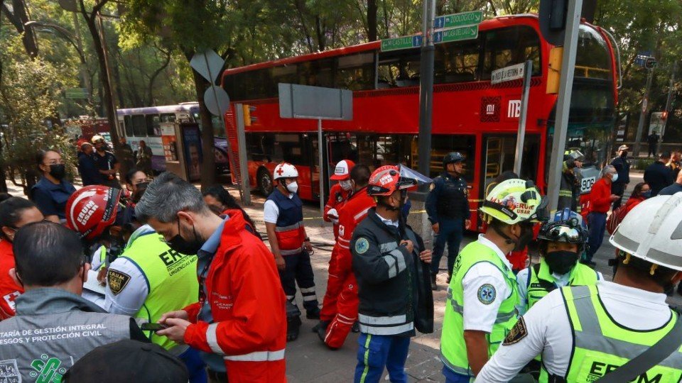 Continúan 10 personas hospitalizadas por choque de camión y Metrobús
