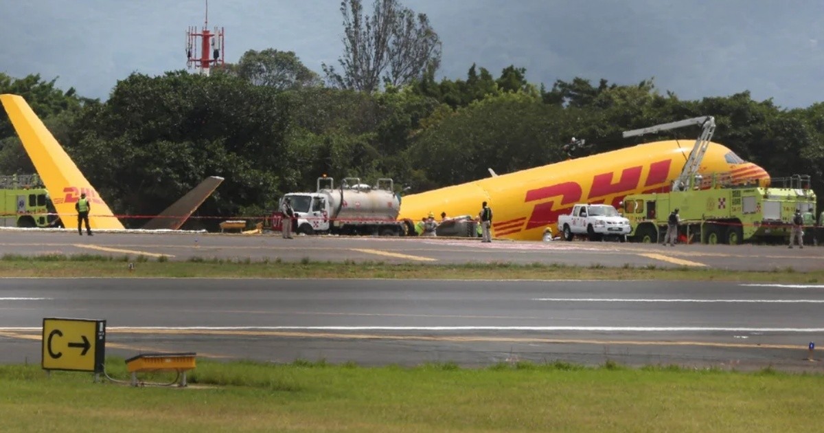 Costa Rica: un avión se despistó y se partió en dos
