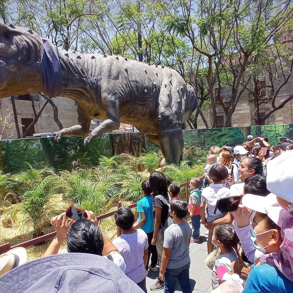Dinosaurios 'invaden' el Centro Histórico de Guadalajara; ¡son 18 diferentes!