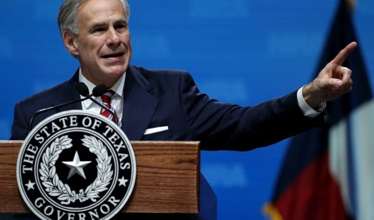 El gobernador de Texas piensa en declarar una “invasión” de inmigrantes