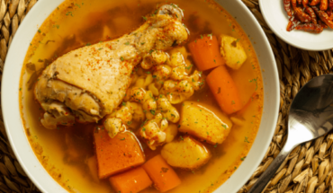 Esta es la receta más fácil de caldo de pollo con verduras