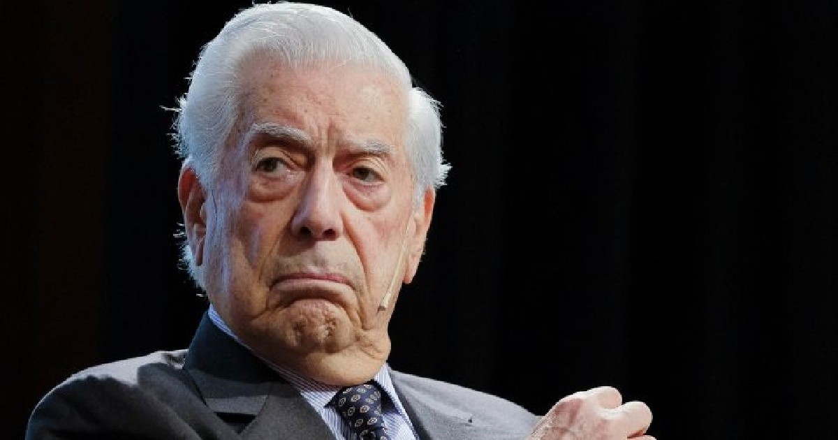 Mario Vargas Llosa is hospitalized for complications of his Covid-19 picture