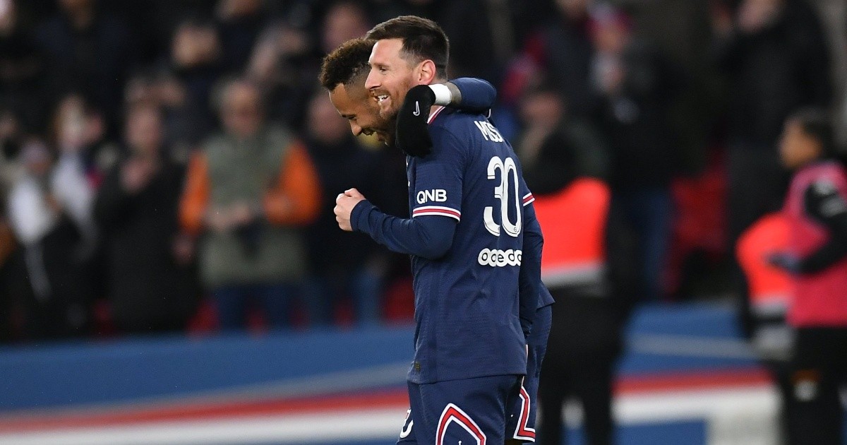 Messi scored a goal and PSG fans applauded him again