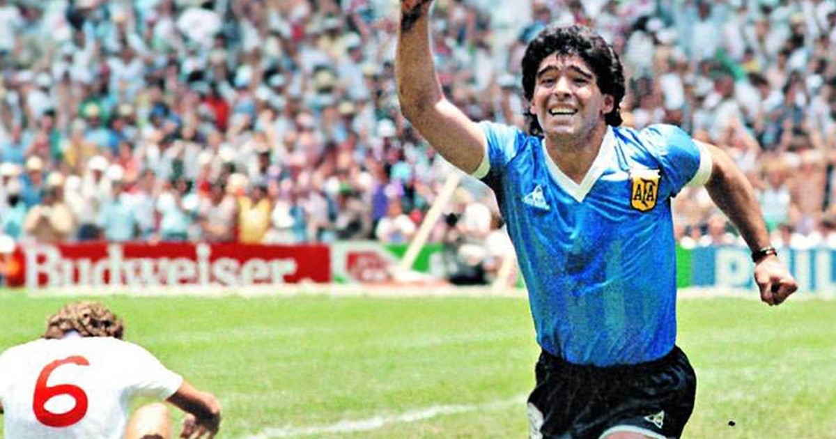 They auction the shirt with which Maradona made "The hand of God" and "The goal of the century"