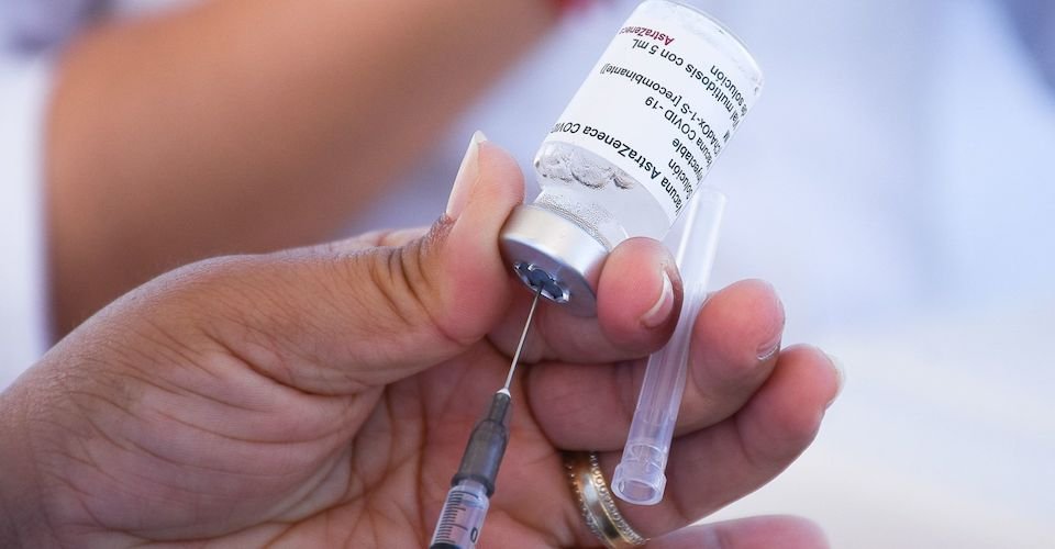 Vacuna COVID estará disponible en consultorios de farmacias