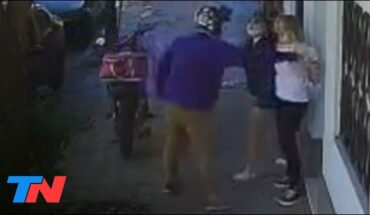 Video: MELLIZAS A LAS PIÑAS | Dos hermanas fueron asaltadas por un motochorro que simulaba ser repartidor