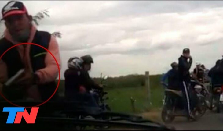 Video: Un motociclista armado lo amenazó de muerte  para que llevara a su amigo herido a un hospital: video