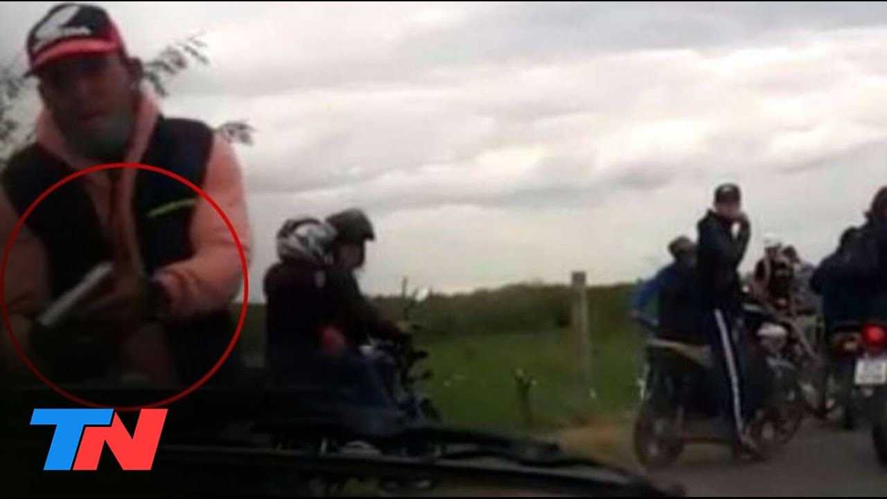 Un motociclista armado lo amenazó de muerte para que llevara a su amigo herido a un hospital: video