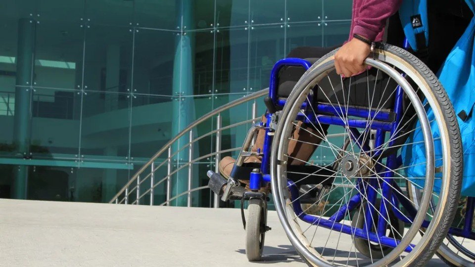 ¿Qué hizo la UdG para facilitar el ingreso de personas con discapacidad?