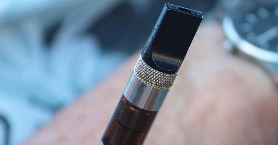 Cofepris emite alerta sanitaria por riesgo al usar cigarros electrónicos
