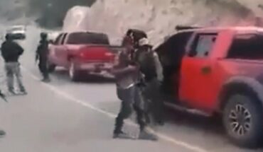 Integrantes del CJNG graban video en carretera de México